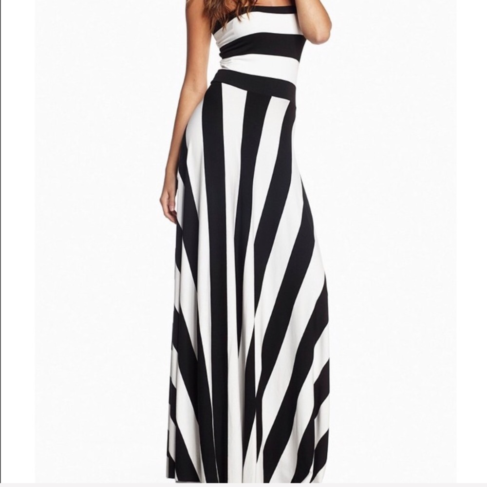 Elan
Stripe Strapless Maxi Dress